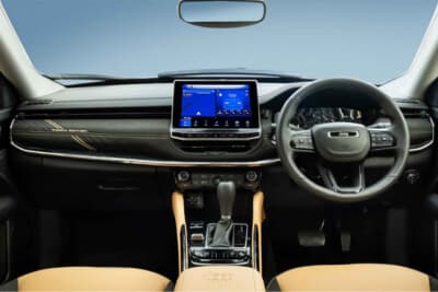 Jeep Commander Track Edition：フラッグシップの魂を受け継ぐテュペロブラウン/ブラック仕上げのインテリア