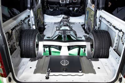 AMEND：ミリ単位のこだわりが注ぎ込まれたAMENDオリジナルのフレームワーク。内張りなどはまだまだこれからですが、この完成度の高さには目を見張ります！　フィニッシュの美しさもカスタムの真髄ですね