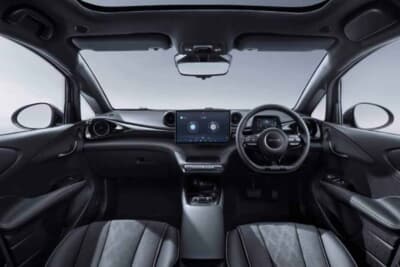 BYD DOLPHIN:穏やかな波のような曲面がモダンでダイナミックな室内空間を演出。シートはヘッドレスト一体型スポーツシート