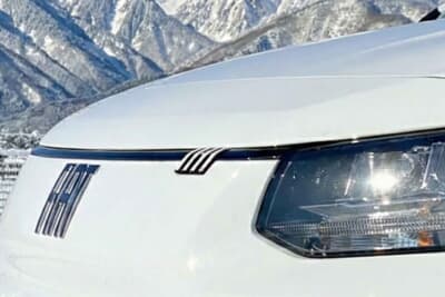 フィアット ドブロ MAXI 5 Bianco Gelato：LEDヘッドライトを採用。専用のフロント4ストライプバッジを特別装備する