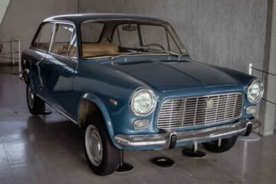 アウトビアンキ プリムラ：ひっそりと展示されているセダンのアウトビアンキ プリムラ。のちのフィアット128へと繋がる、ダンテ・ジアコーザが仕上げた初の横置きFWD（前輪駆動）システムを採用したエポックメイキングな存在だ