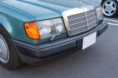 メルセデス・ベンツ124ミディアムクラス・セダン:サッコプレートのないプレーンな前期顔。希少色ブルーグリーンの美しさが際立つ