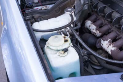 メルセデス・ベンツ 300E：クーラントサブタンクや、ウォッシャーのタンクも正規ディーラーで点検をしているのでこまめに交換されており綺麗だ