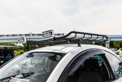 VWビートル：オーバーランドスタイルを象徴するカーゴラック。キャンプギアを積載し、どこへでも出かけたくなる佇まいだ