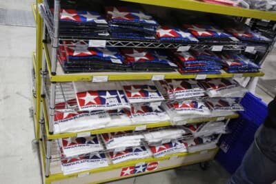 タミヤロゴが映えるアパレルグッズの販売も盛りだくさん