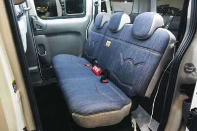 背もたれ部のデザインもステッチ風になっており、EDWINのマークが入っている点も秀逸。もちろん難燃性にも十分に配慮されている