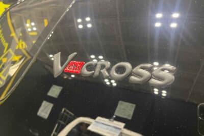 いすゞ ヴィークロス：アに配された「VehiCROSS」のバッジ。Vehicle（乗り物）とCross-country（クロスカントリー）を掛け合わせたその名の通り、既存の枠に収まらない多才さを物語る