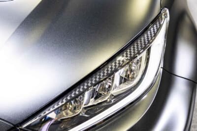 GRヤリス Sébastien Ogier 9x World Champion Edition：ヘッドライト周りにあしらわれたカーボン素材。軽量化と高級感を両立している