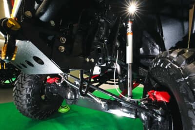 フロントに採用した4リンクは路面の凹凸に対して安定した接地性を保てる構造で、路面の形状に合わせてよくねじれ、ストロークを稼ぐことができる