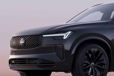 ボルボXC90 Ultra T8 AWD Plug-in hybrid Black Edition:フロントグリルにはグロッシーブラック仕上げのアイアンマークとダイアゴナルバーを特別装備