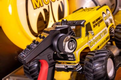 送信機のステアリングには、ムーンディスクをモチーフにした特製ホーンキャップを装備