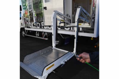 電動リフトを装備しており、車いす利用者も室内まで昇降が可能だ