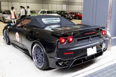 2008年式 フェラーリ F430スパイダー:リアディフューザーと4本出しマフラーが織りなす機能的なリアエンド。伝統の丸型テールランプが夜の街並みに溶け込みつつも圧倒的な存在感を放ち続ける