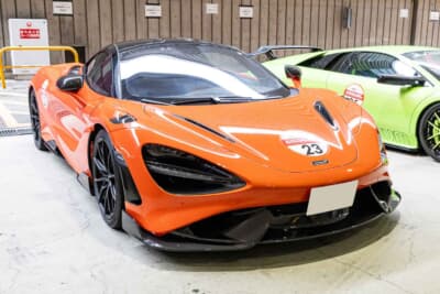 2021年式 マクラーレン 765LT:720Sをベースにさらなる軽量化とパワーアップを追求したロングテールモデル。オレンジのボディとカーボンパーツの機能美がサーキット直系の圧倒的な戦闘力を主張する