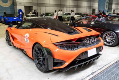 2021年式 マクラーレン 765LT:延長されたアクティブリアウィングと4本出しのハイマウントエキゾーストが圧巻。極限まで削ぎ落とされたボディから覗くメカニカルな造形は見る者すべてを圧倒する凄みがある