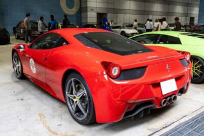2013年式 フェラーリ 458イタリア:伝統の丸型テールランプとセンター3本出しマフラーが特徴的なリアビュー。9000回転まで回る自然吸気V8エンジンの咆哮は公道を一瞬にしてサーキットへと変える魔力を持つ