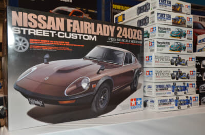 RCカーやプラモデル、さらにアパレルなどのタミヤ・グッズがずらりと並べられた物販コーナー