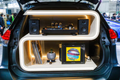 日産 先代 エクストレイル：リーフの駆動用バッテリーを再利用した蓄電池を使用してレコードプレイヤーを回している