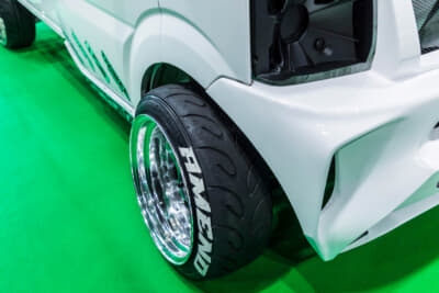 AMEND プレデター：ホイール＆タイヤは車体から大きくはみ出している