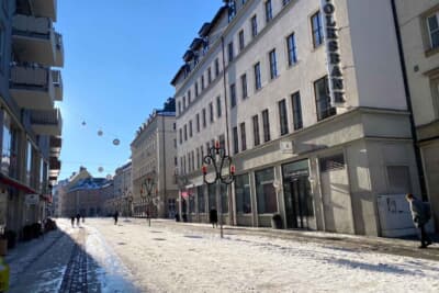 歩いている人は少なかったですが、両サイドに様々な国の料理を出すレストランが並び、どこも賑わっていました