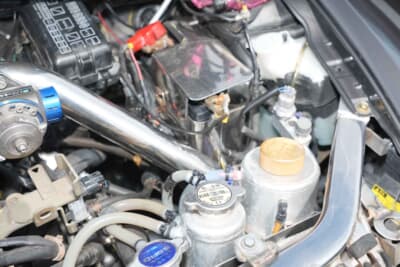 ダイハツ コペン：大容量のラジエーターやリザーブタンク、そしてオイルキャッチタンクなども装着。このまま安心してサーキットに持ち込める仕様だ