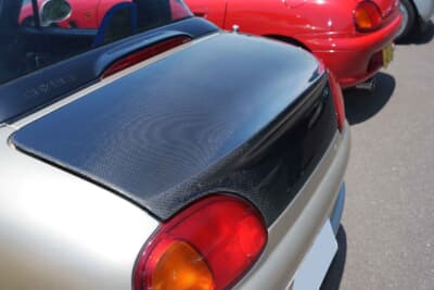 スズキ カプチーノ：トヨシマクラフトのカーボン製トランクはさり気ないダックテール形状を採用。定番のリアスポイラーではなくあえて一体型を選んだ