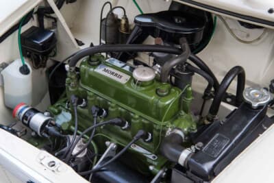 クラシックミニは、エンジンとトランスミッションの2階建て構造を採用