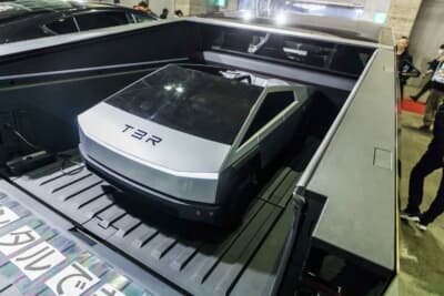 テスラ サイバートラック：荷台サイズは6×4フィート（約1.8m×1.2m）で、セカンドシートを折りたたむことで、さらなるスペースを確保することができる