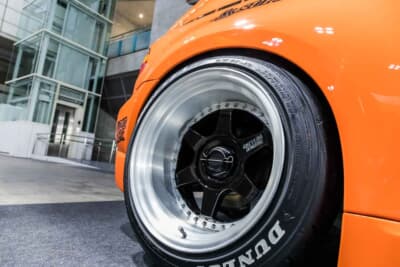 ホンダ シビック：ダンロップ・ディレッツァZIII（205/50R16）をあえて適正なリム幅で履きこなす。低すぎない車高設定は、実走派の「シークレットベース」らしいこだわりだ