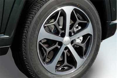 Jeep Commander Track Edition：ダイヤモンドカットとグラナイトクリスタルアクセントの18インチアルミホイール