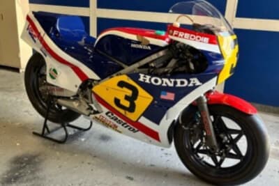 四輪だけでなく、過酷な条件下で戦う二輪レースシーンへのサポートも視野に入れている