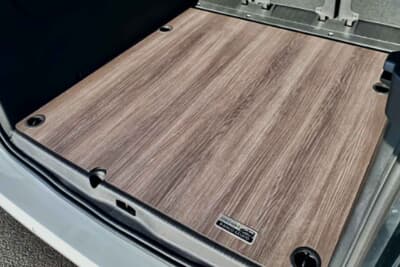 フィアット ドブロ MAXI 5 Bianco Gelato：ロゴ入りメタルプレート付き専用ラゲッジフロアボードは、こだわりのメラミン化粧板を採用