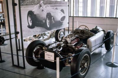 フェラーリ246 F1：個人や企業からの寄贈による収蔵品が多いのも同館の特徴。このベアシャシー状態のフェラーリ246 F1は、なんとエンツォ・フェラーリ本人が直接寄贈したもの。自動車の殿堂ならではの豪華すぎる展示物である