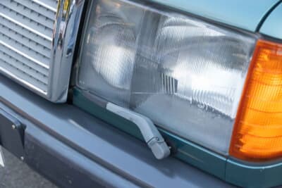 メルセデス・ベンツ124ミディアムクラス・セダン:メルセデスの安全思想を象徴するヘッドライトワイパーも、しっかりと完動