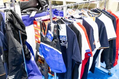 マルティニ・レーシングとのコラボレーションによる「スパルコ × マルティニ ヘリテージコレクション」のスポーツウェアも展示