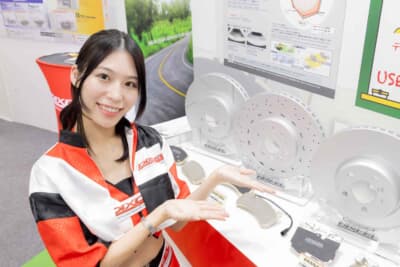 「（ブレーキダストで 汚れにくい商品とか、多種多様なクルマに適用できるところが強みだと思うので、皆さんにDIXCELの商品を手に取っていただきたいです」と製品もアピール