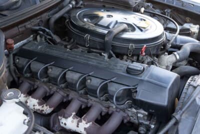 メルセデス・ベンツ 300E：ヘッドガスケットのオイル漏れやエキマニからの排気漏れなどもなくこまめに交換されているのが伺われる