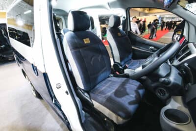 背もたれ部のデザインもステッチ風になっており、EDWINのマークが入っている点も秀逸。もちろん難燃性にも十分に配慮されている