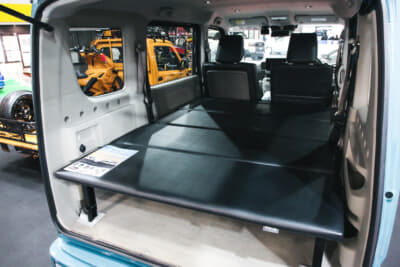 車内にはベッドキットを配置した車中泊仕様となっており、軽バンならではの広々としたボックスフォルムを生かした提案が面白い