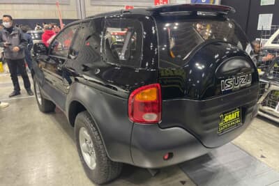 いすゞ ヴィークロス：背面タイヤを飲み込んだ、有機的な造形のバックドアが特徴。ブラックのボディカラーが、複雑なプレスラインが生む陰影をより一層引き立てている