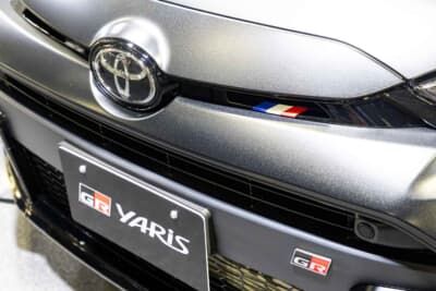 GRヤリス Sébastien Ogier 9x World Champion Edition：トリコロール加飾が施されたグリル。フランスの誇りを象徴するディテールだ