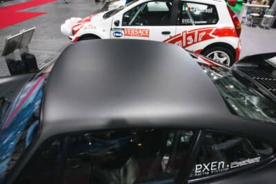 エクステリアはポルシェ本来のらしさを崩さず、各所に採用されていたボディリブをカットして曲面の美しさを際立たせる処理を施している