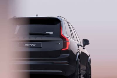 ボルボXC90 Ultra T8 AWD Plug-in hybrid Black Edition:特徴的なリアの縦型テールランプがボルボの証