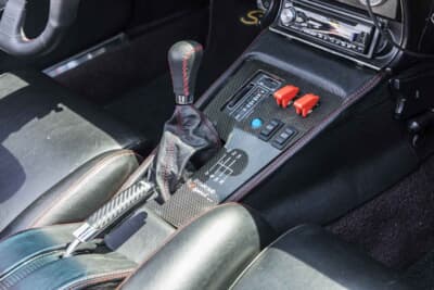 シボレー コルベットC3コンバーチブル：トランスミッションも純正の3速オートマチックから6速マニュアルに換装されており、よりダイレクトな走りを楽しめる仕様になっている