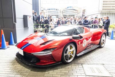 2024年式 フェラーリ DAYTONA SP-3:往年のレーシングカー330 P4を彷彿とさせるICONAシリーズ第3弾。低く構えたフロントスクリーンとダイナミックなフェンダーラインがフェラーリの輝かしい歴史を現代に蘇らせる