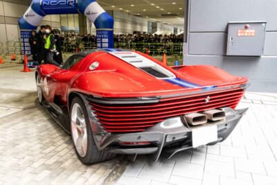 2024年式 フェラーリ DAYTONA SP-3:リアエンドに配された無数の水平スリットが放つ圧倒的な未来感とレトロモダンの融合。自然吸気V12エンジンの鼓動とともに走り去る姿はもはや走る現代アートそのもの