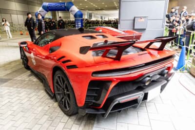 2025年式 フェラーリ SF90XX:巨大な固定式リアウィングと一文字のテールライトが織りなす最新のレーシングスタイル。ハイブリッドが生む異次元の加速力と強大なダウンフォースで路面をねじ伏せる次世代のスペチアーレだ