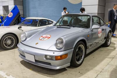 1993年式 ポルシェ 911(964):空冷時代の完成形と称される964型のシルバーボディ。クラシックなシルエットを色濃く残しながら足まわりや空力を現代的に洗練させたファン垂涎のドライビングマシンだ