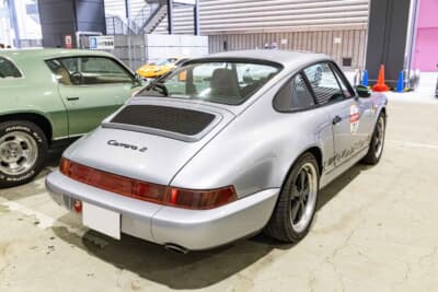 1993年式 ポルシェ 911(964):可動式リアスポイラーが格納されたフラットなエンジンフードが美しい