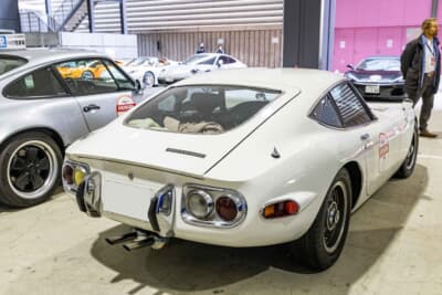 1970年式 TOYOTA 2000GT:曲線のみで構成された妖艶なリアクォーター。中央に寄せられたセンター出しマフラーが直列6気筒DOHCエンジンの奏でる官能的なサウンドにギャラリーを賑わせていた